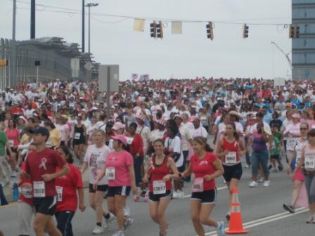 large-group-of-runners-running-in-a-race