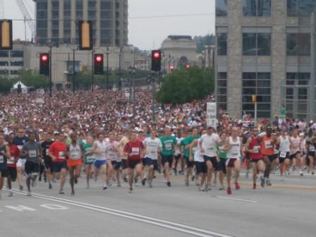 large-start-runners-in-marathon